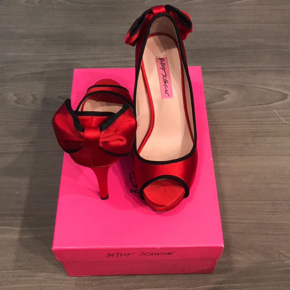 Betsy Johnson red peep toe pump with bow